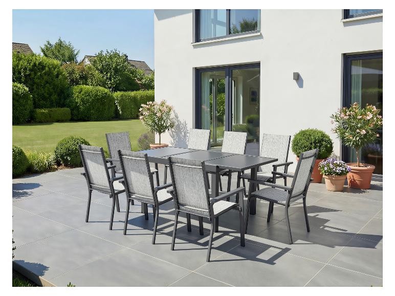 Gartenmöbel-Set mit grauem Tisch und acht Stühlen auf einer Terrasse.