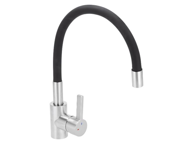 Küchenarmatur mit schwarzem flexiblem Auslauf und gebürsteter Metalloberfläche