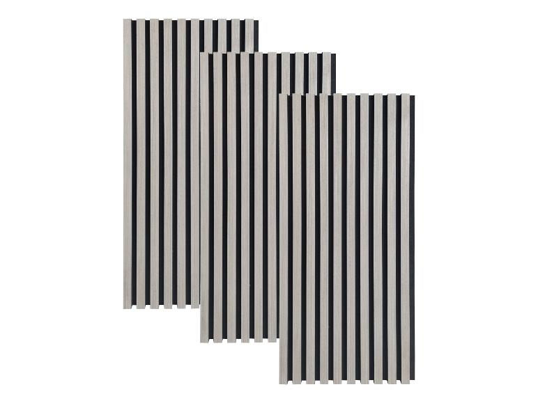 Drei helle Holz-Akustikpaneele mit schwarzer Filzrückseite, diagonal angeordnet.