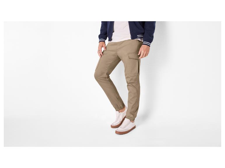 Khaki Cargohose und marineblaue Jacke mit weißen Streifen.