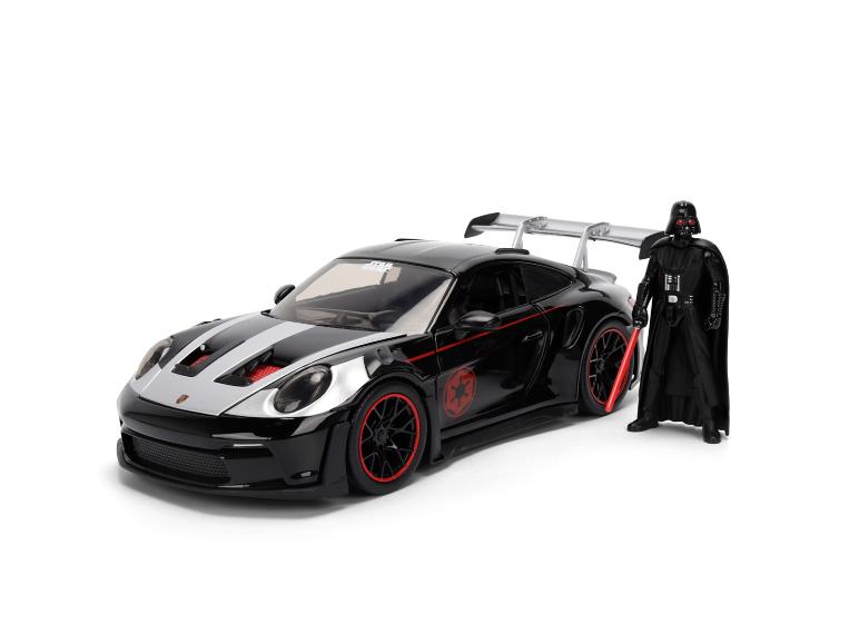 Schwarzer Sportwagen mit silbernen Streifen und einer Darth Vader Figur mit rotem Lichtschwert.