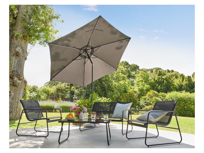 Outdoor-Lounge-Set mit schwarzem Metallrahmen, Netzbespannung und grauem Sonnenschirm auf einer Terrasse.