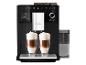 Melitta CI Touch Kaffeemaschine, die zwei Latte Macchiato zubereitet, mit Milchbehälter