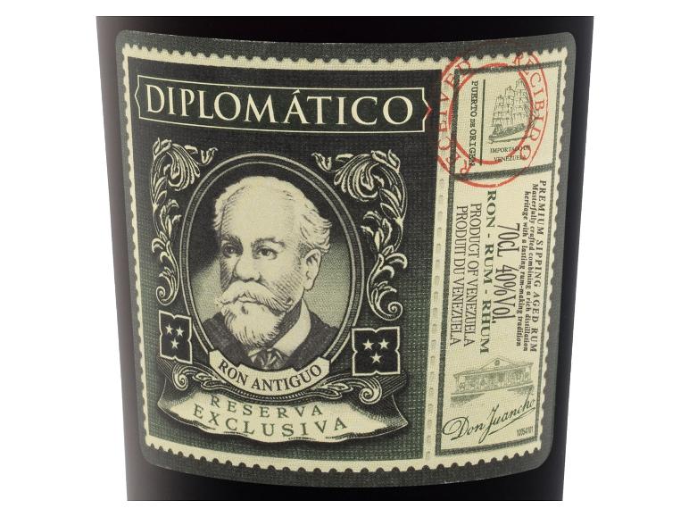 Etikett für Premium-Rum mit Porträt und Produktdetails.
