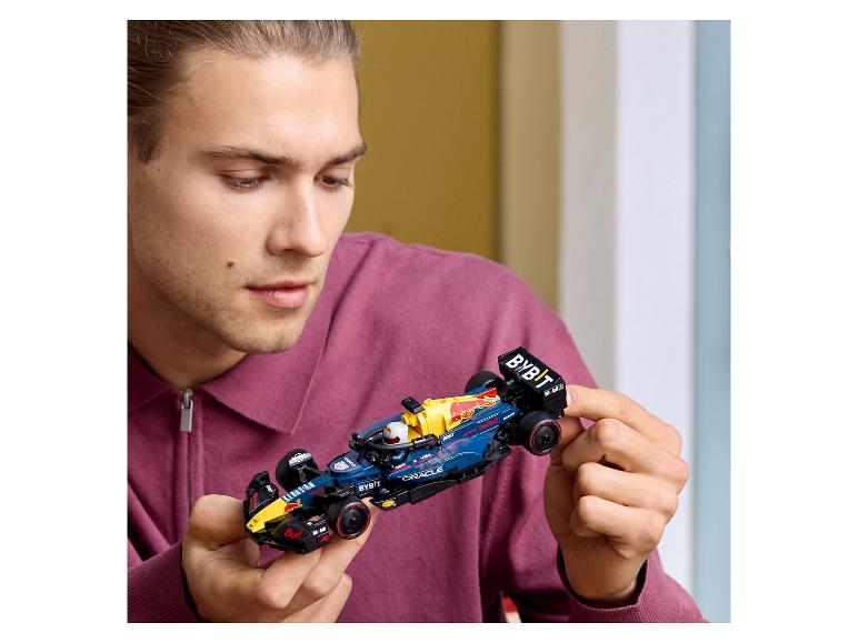 Ein Mann hält ein Lego Red Bull Racing Formel-1-Auto in den Händen.