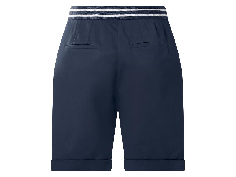 Dunkelblaue Shorts mit weiß gestreiftem Bund und Gesäßtaschen.