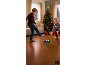 Kinder spielen mit einem leuchtenden Schwebefußball im festlichen Wohnzimmer