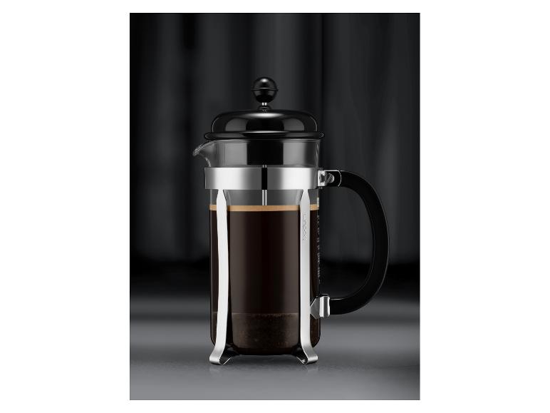 Schwarze Kaffeepresse mit Glaskanne und Metallrahmen, gefüllt mit Kaffee.