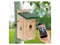 Vogelhaus aus Holz mit grünem Dach, zeigt Vogelbabys auf einem Smartphone.