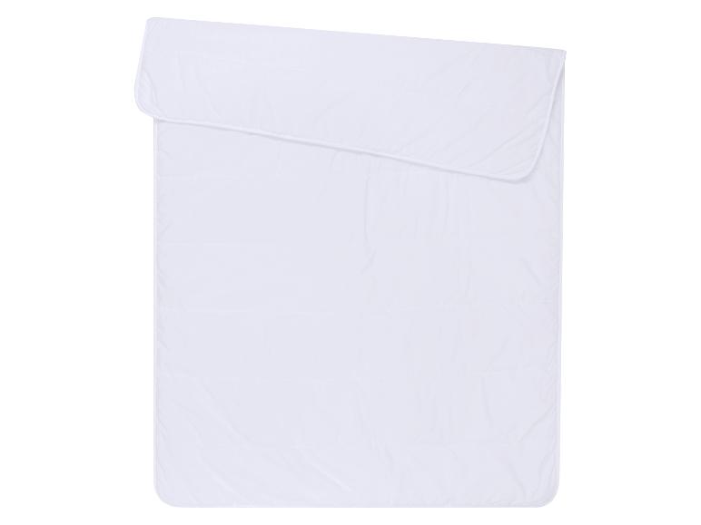 Weiße Decke mit Steppmuster und Einfassung