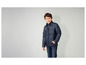 Ein Junge trägt eine dunkelblaue Winterjacke.