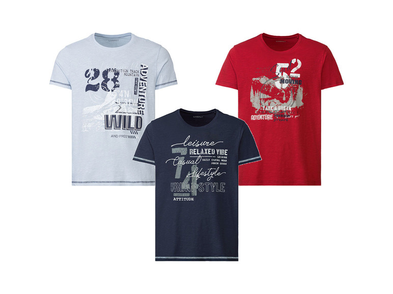 Drei T-Shirts mit Casual-Designs, darunter ein blaues mit 'Urban Style' und ein rotes mit 'Adventure'.