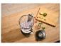 SILVERCREST® Standmixer mit Eis, neben einem Schneidebrett mit Limetten.