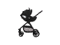 Schwarzer Kinderwagen mit Babyschale, Seitenansicht.