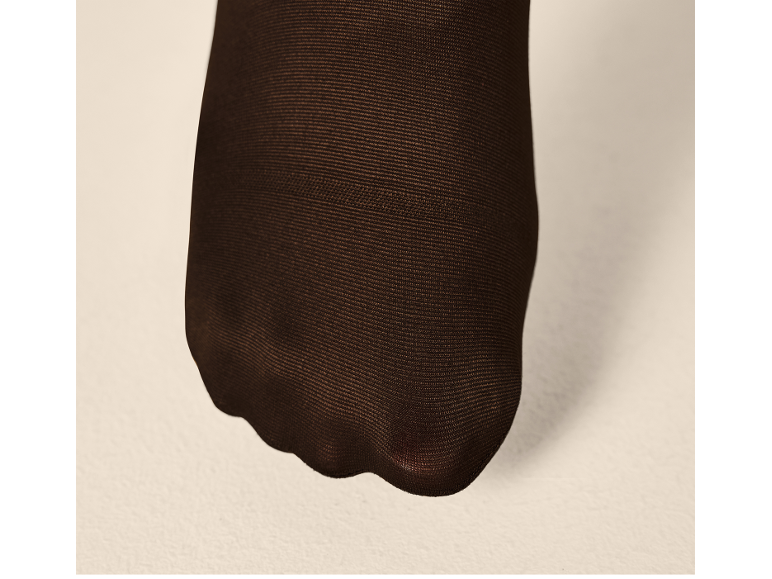 Dunkelbraune Strumpfhose, sichtbar vom Knöchel bis zu den Zehen.