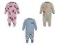 Kinderpyjamas mit Zeichentrickfiguren: ein rosa mit Minnie Maus, ein blau mit Mickey Maus und ein beige mit Winnie Puuh.