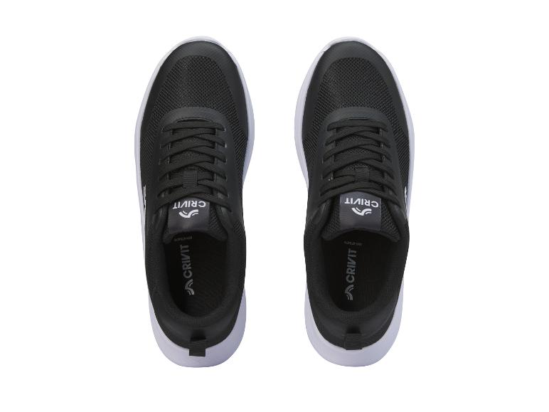 Ein Paar schwarze Crivit Sneaker.