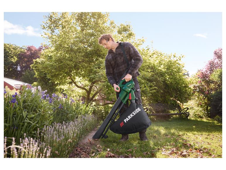 PARKSIDE® Elektro-Laubsauger / -bläser PELSB 2600 A1 im Einsatz im Garten