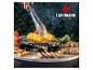 Grill mit Maiskolben, Paprika, Würstchen und Hähnchenspießen, mit Rauch.