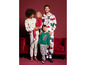 Eine Familie in Weihnachtspyjamas mit lustigen Mustern.