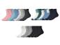 Drei Sets Socken: rosa geblümt, blau und schwarz, grau und weiß.