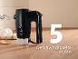 Schwarzer Handmixer mit 5 Geschwindigkeitsstufen auf einer Holztheke.
