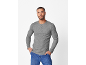 Mann in grauem Langarmshirt und blauen Jeans, mit Händen in den Taschen.