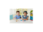 Zwei Kinder spielen mit Perlen am Tisch und basteln Figuren.