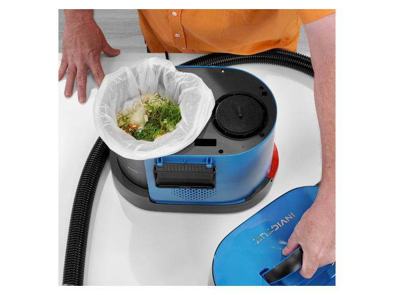 Mann entleert Essensreste in einen Invictus Speiserestezerkleinerer.