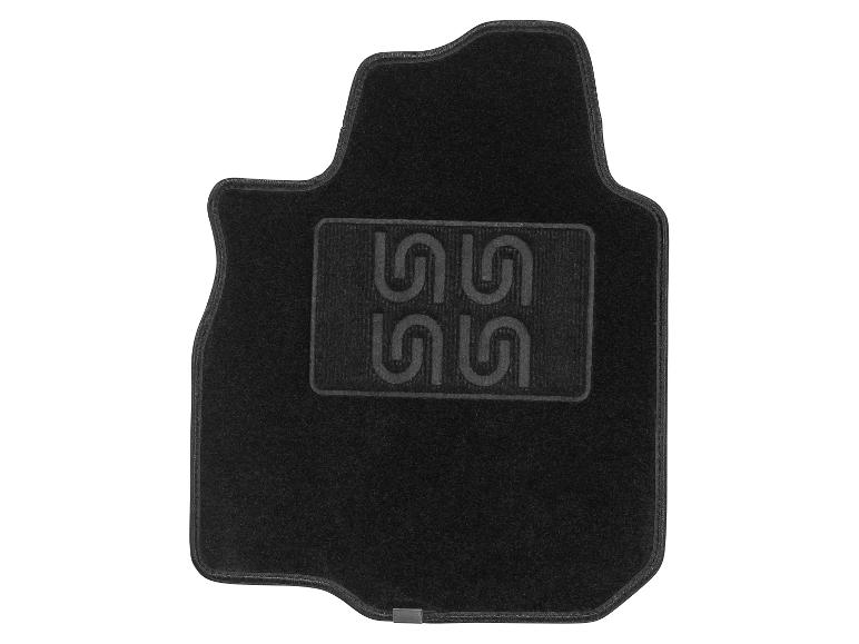 Schwarze Autofußmatte mit einem prominenten „SS“-Logo in der Mitte.