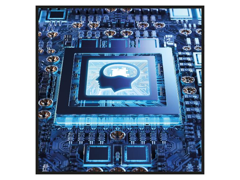 Nahaufnahme einer Leiterplatte mit einem leuchtenden menschlichen Kopf-Symbol, das künstliche Intelligenz darstellt.