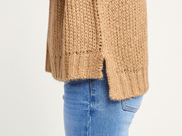 Ein brauner Strickpullover mit Jeans.
