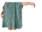 Grüner Handtuch-Poncho mit Kapuze und Tasche, mit ausgestrecktem Arm