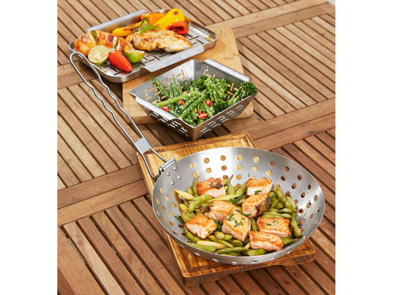 Gegrillter Lachs und Edamame-Bohnen in einer Grillpfanne.