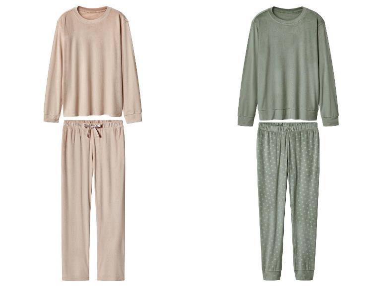 Zwei Velours-Pyjama-Sets, eines beige und eines mintgrün mit Punkten.