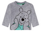 Grauer Babypullover mit Winnie Puuh-Motiv.