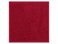 Ein rotes Frotteehandtuch.