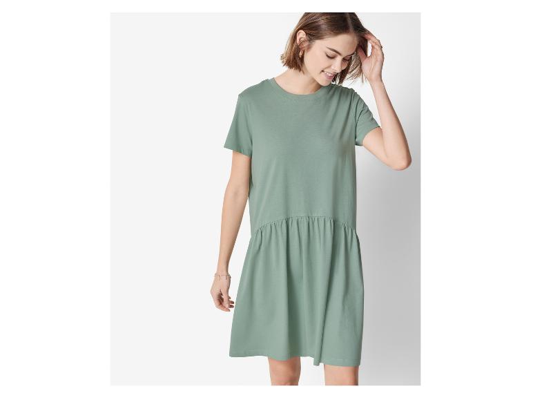 Salbeigrünes T-Shirt-Kleid, lässiger Stil.