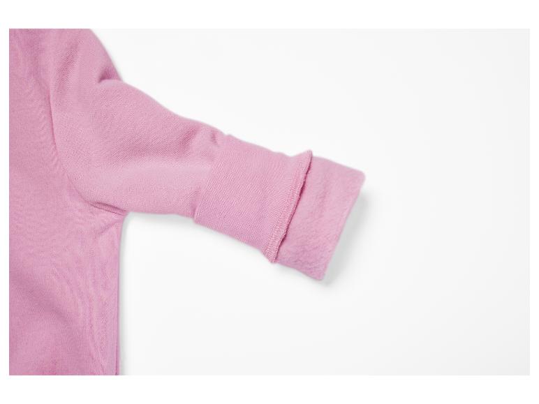Rosa Ärmel eines Sweatshirts oder Pullovers, mit umgeschlagener Manschette, die das weiche Futter zeigt.