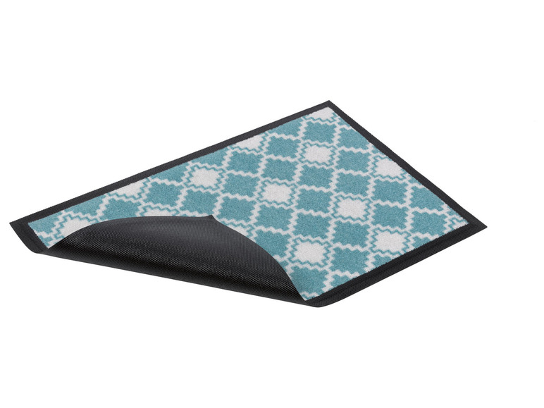 Eine blaue Fußmatte mit geometrischem Muster.