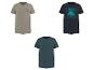 Drei Herren-T-Shirts: Beige mit „MEET ME AT THE BEACH“, Marineblau mit Palme und Dunkelgrün mit „SIMPLICITY“.