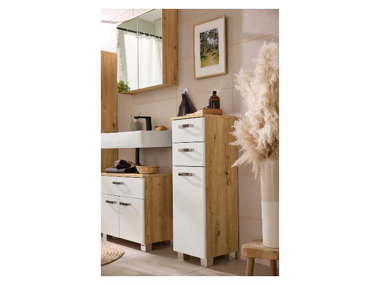 Badezimmermöbel-Set mit Spiegelschrank, Waschbecken und Schränken in heller Holzoptik und Weiß.