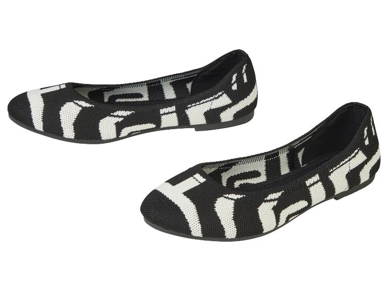 Ein Paar schwarz-weiße Ballerinas mit gestricktem Muster.