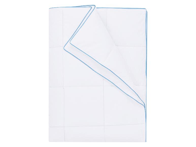Weiße Bettdecke mit blauer Paspel, gefaltet
