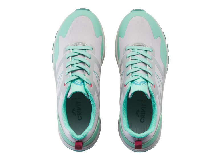 Weiße und mintgrüne Sneaker von Crivit.