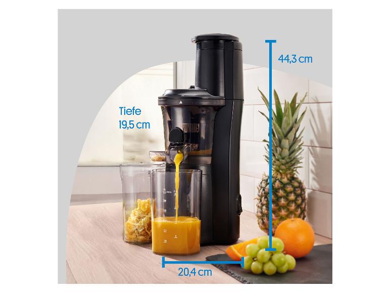 Schwarzer Entsafter mit Maßen: Höhe 44,3 cm, Tiefe 19,5 cm, Breite 20,4 cm, der Orangensaft zubereitet.