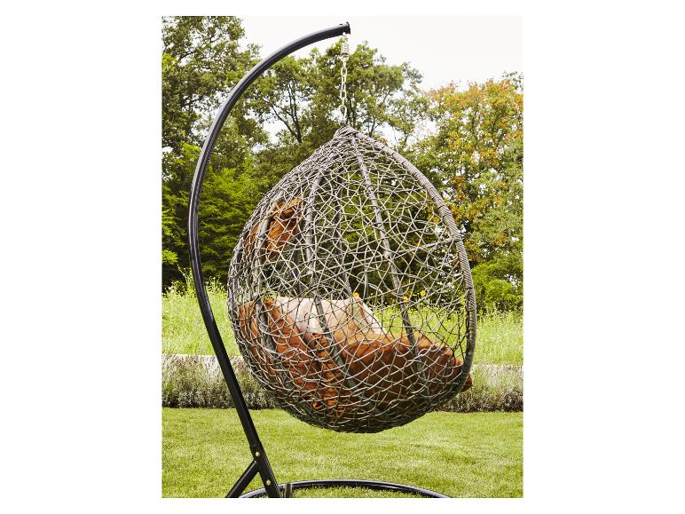 Eierstuhl mit braunen Kissen in einer Gartenumgebung