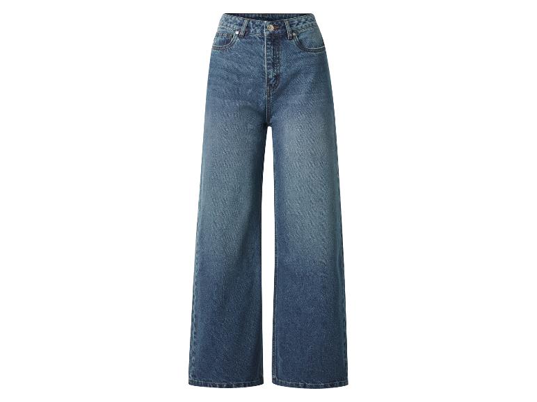 Blaue weite High-Waist-Jeans.