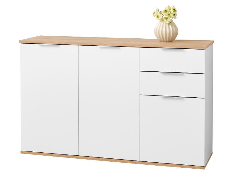 Weißes Sideboard mit Schubladen und Türen, mit heller Holzplatte und einer Vase mit Blumen.