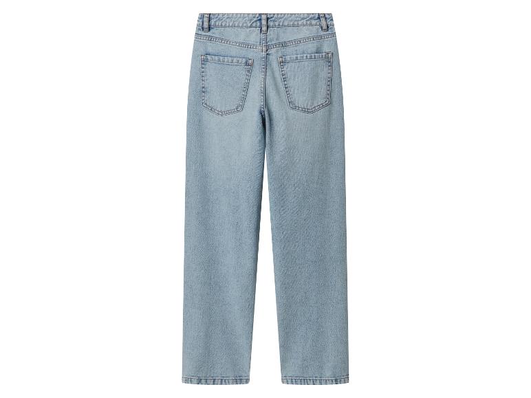 Hellblaue Jeans im Straight-Fit-Stil mit Gesäßtaschen.